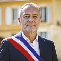 Élue avec écharpe tricolore